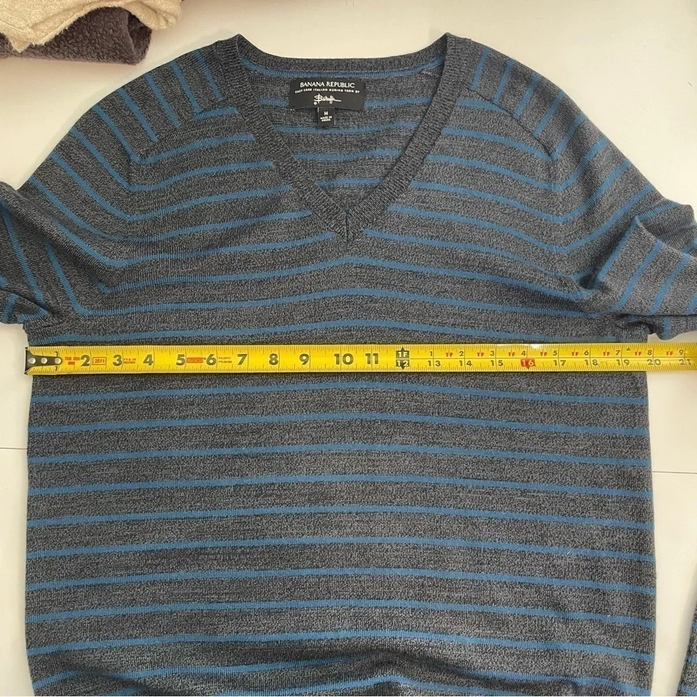 Banana Republic Extra Fine Italian Merino Wool Gray Blue Stripe V Neck Sweater